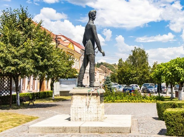 Petofi-Sandor-szobra_szekelykeresztur