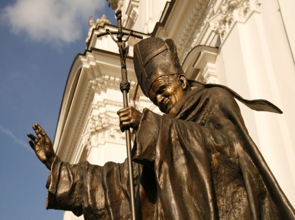 Szent II. János Pál pápa szobra